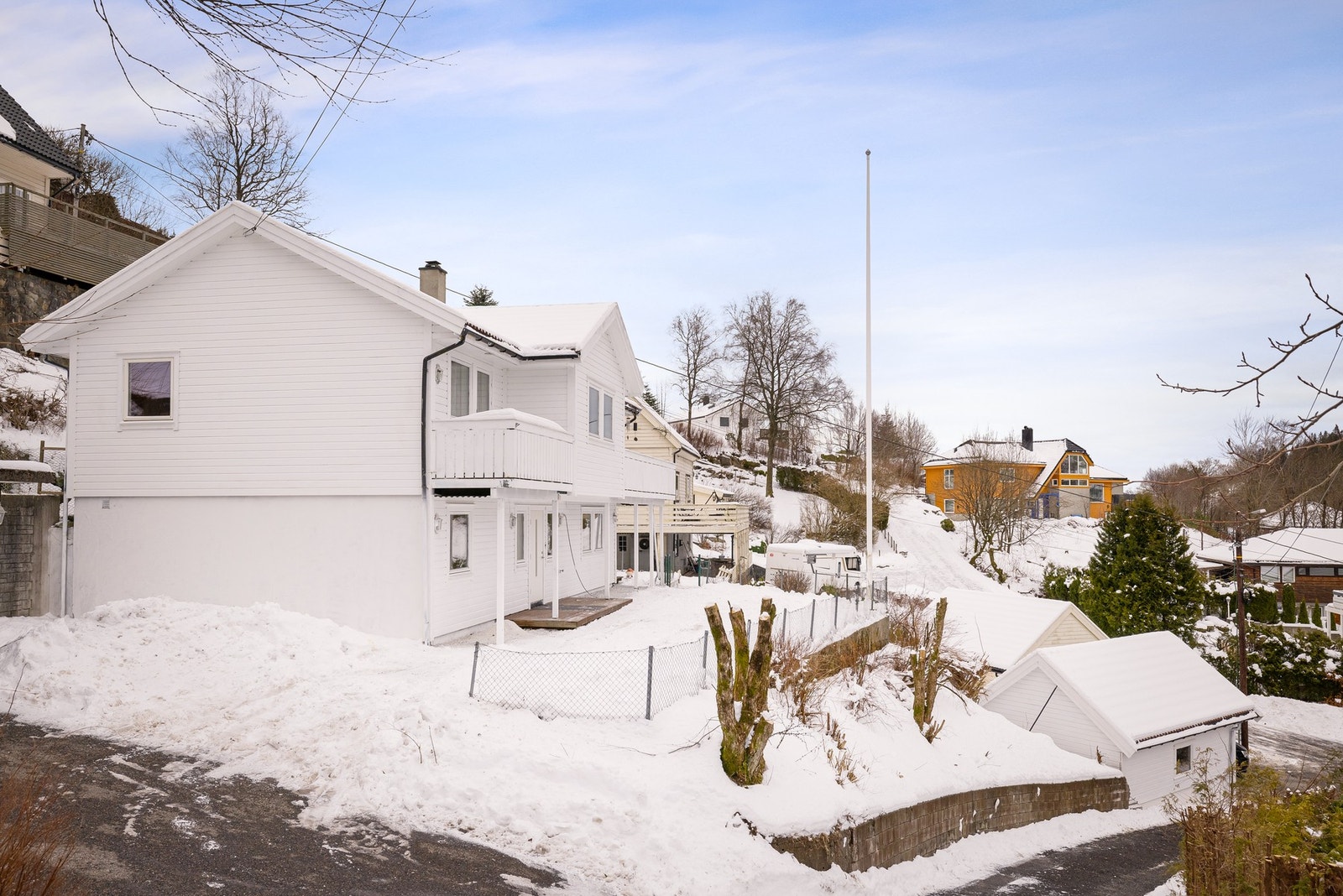 Flott eiendom med inngjerdet parti i frnt av huset - samt en god garasje i samme stil som huset Galleribilde