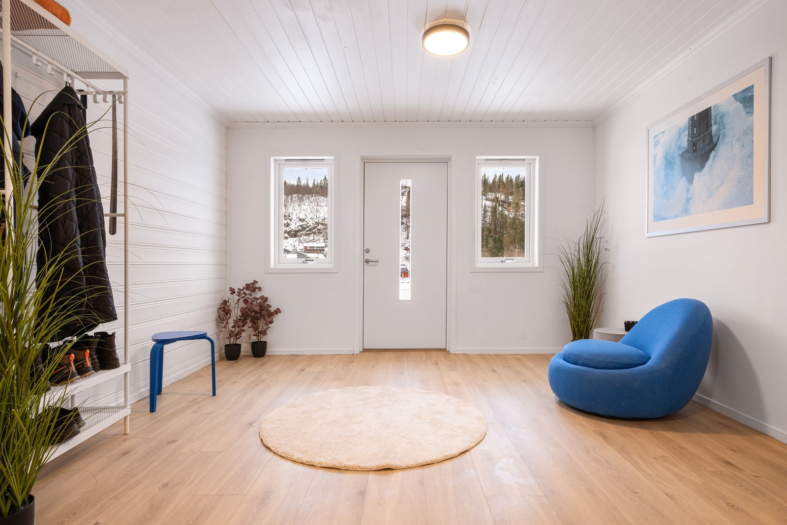 Meget romslig hall med fine muligheter - her finner du også et hyggelig soverom Galleribilde