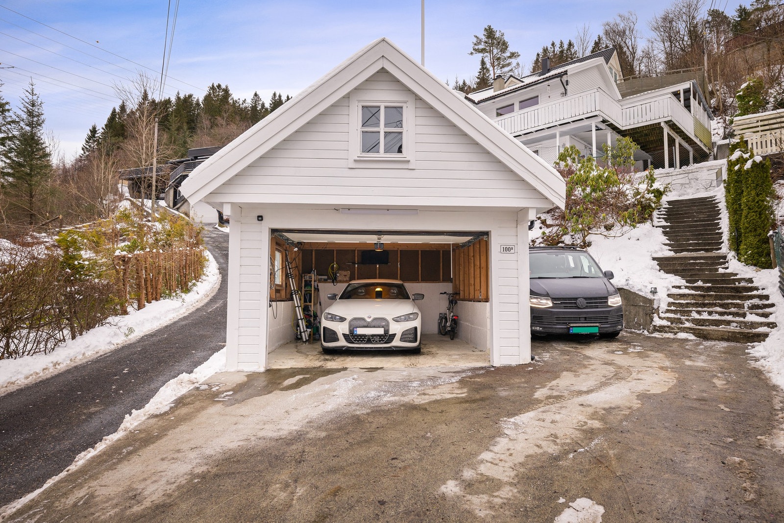 Du kan få flere biler på tunet ditt her foran garasjen Galleribilde