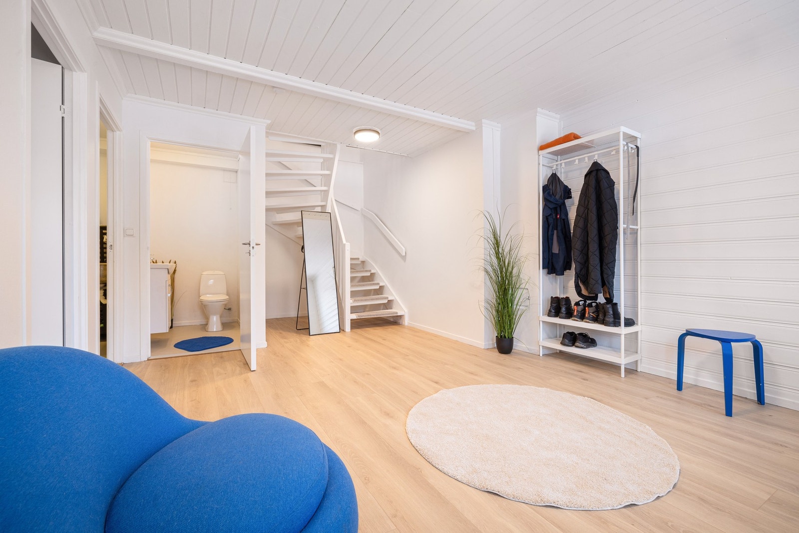 Videre har du eget vaskerom til ventre for treppeløpet Galleribilde