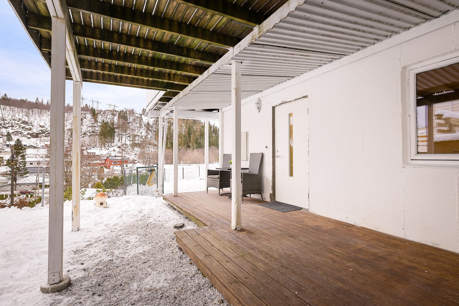 Takoverbygg til både leilighet og hovedinngang Galleribilde