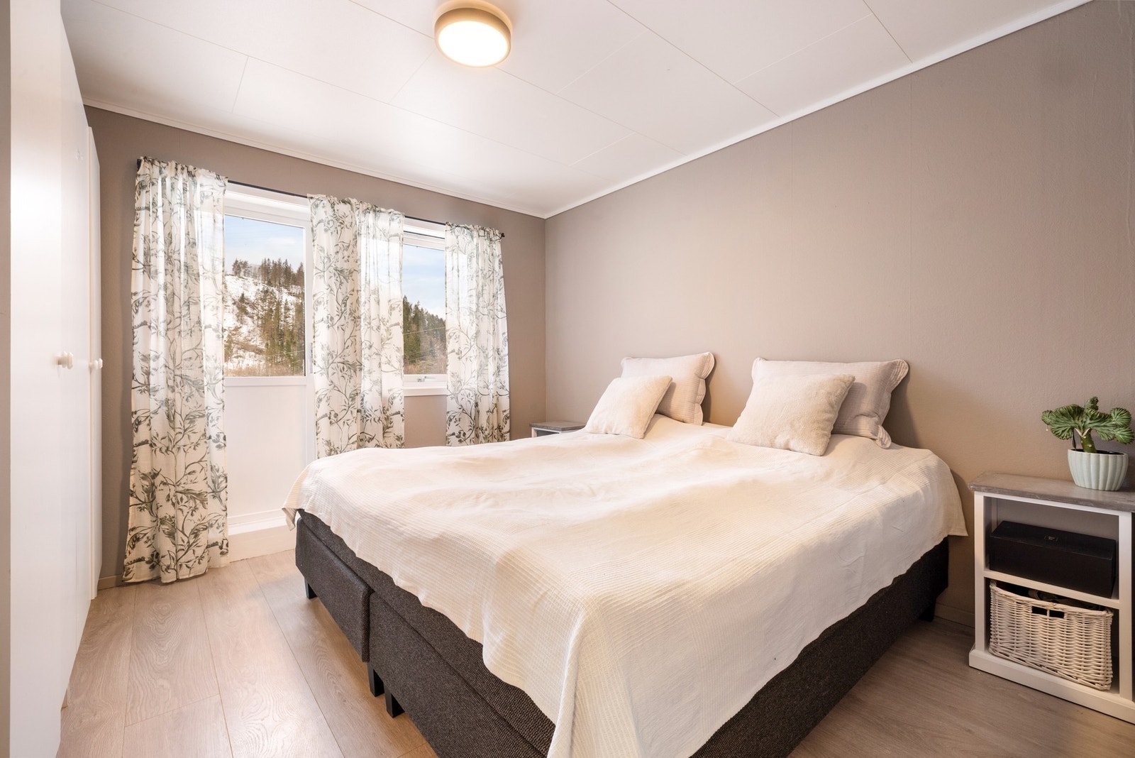 Hovedsoverom med stor garderobeløsning som medfølger Galleribilde