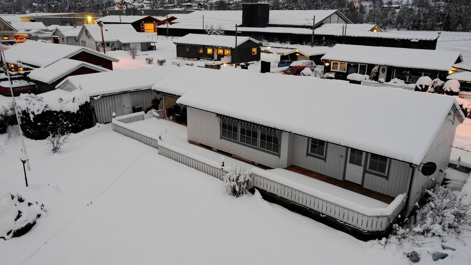 Stor terrasse langs hele husets langside, med utgangsdør både fra stuen og fra hovedsoverom. Galleribilde