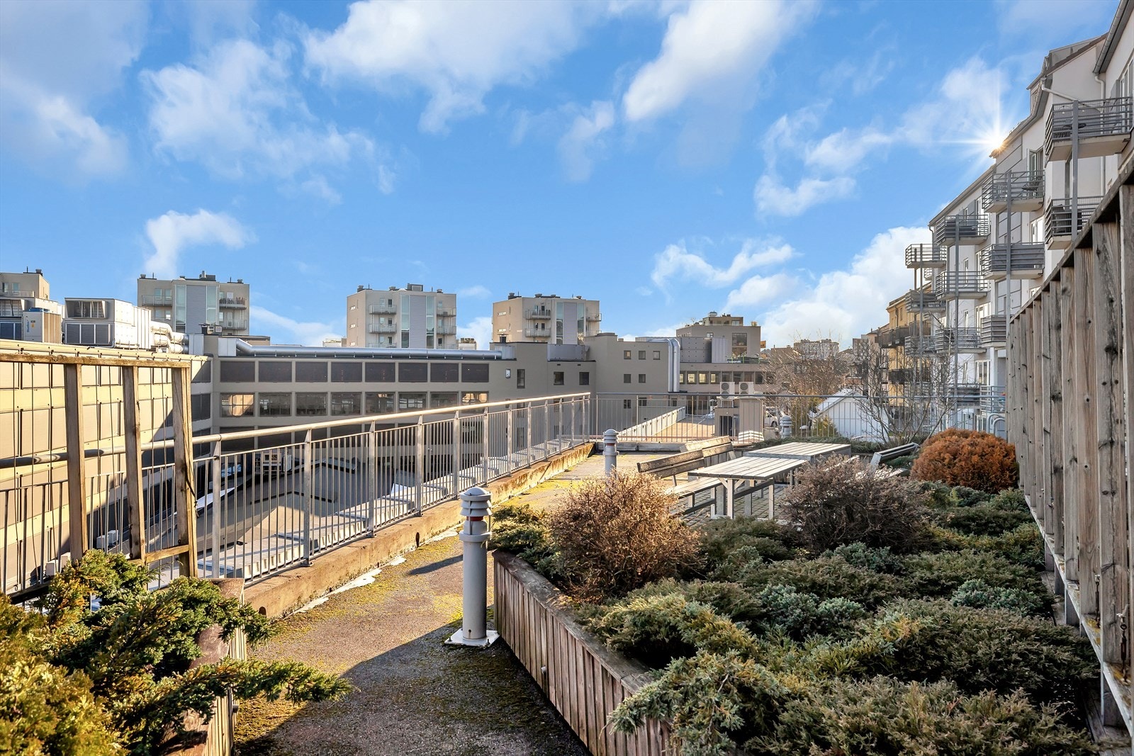 Beboerne disponerer også over en stor takterrasse med gode solforhold. Her er det flere sittegrupperinger samt en herlig utsikt. Galleribilde