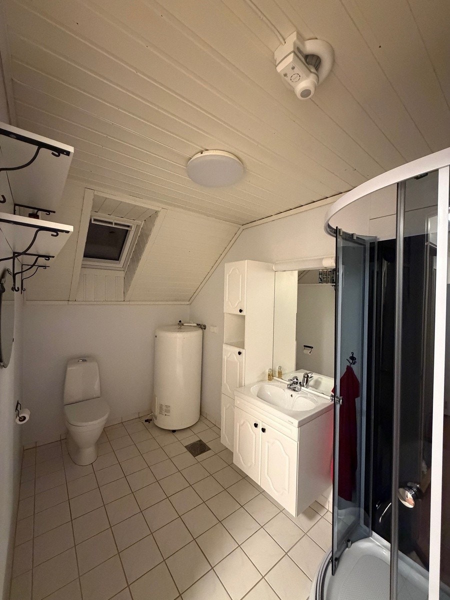 Baderom. Ingen belysning på bildet ettersom elektriker skal sette opp ny løsning 10.03 Galleribilde