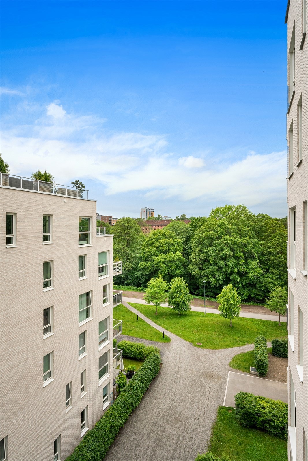 Akerselva ligger like i nærheten og gir området en grønn og idyllisk ramme for turer, trening og rekreasjon. Galleribilde