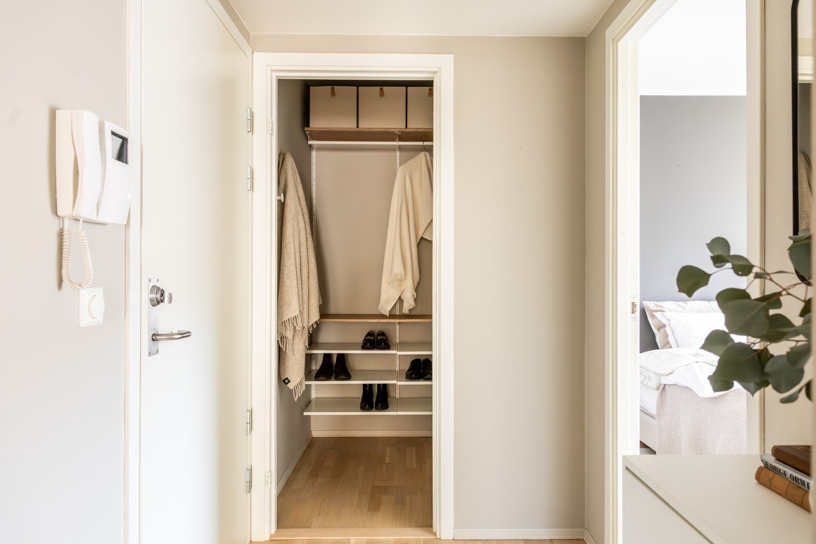 Leiligheten har en praktisk innvendig bod som i dag benyttes som walk-in closet Galleribilde