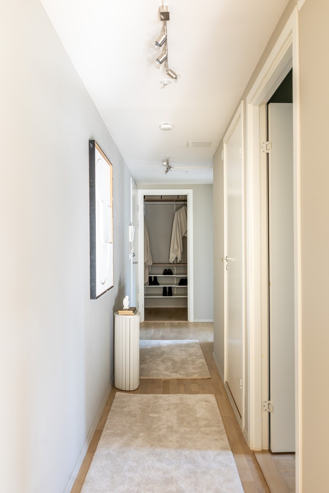 Leiligheten har en behagelig og romslig entré med gode oppbevaringsmuligheter. Galleribilde