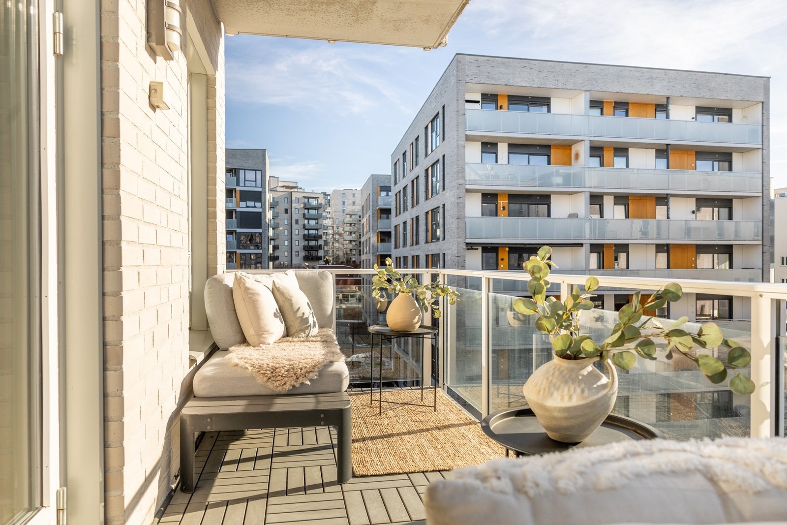 Her er det god plass til å skape en lun og trivelig uteplass med utemøbler, beplantning og gassgrill. Galleribilde