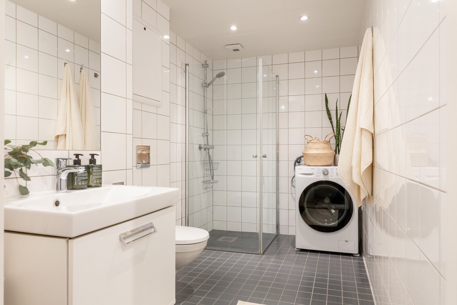 Pent og lyst baderom med elektrisk gulvvarme. Galleribilde