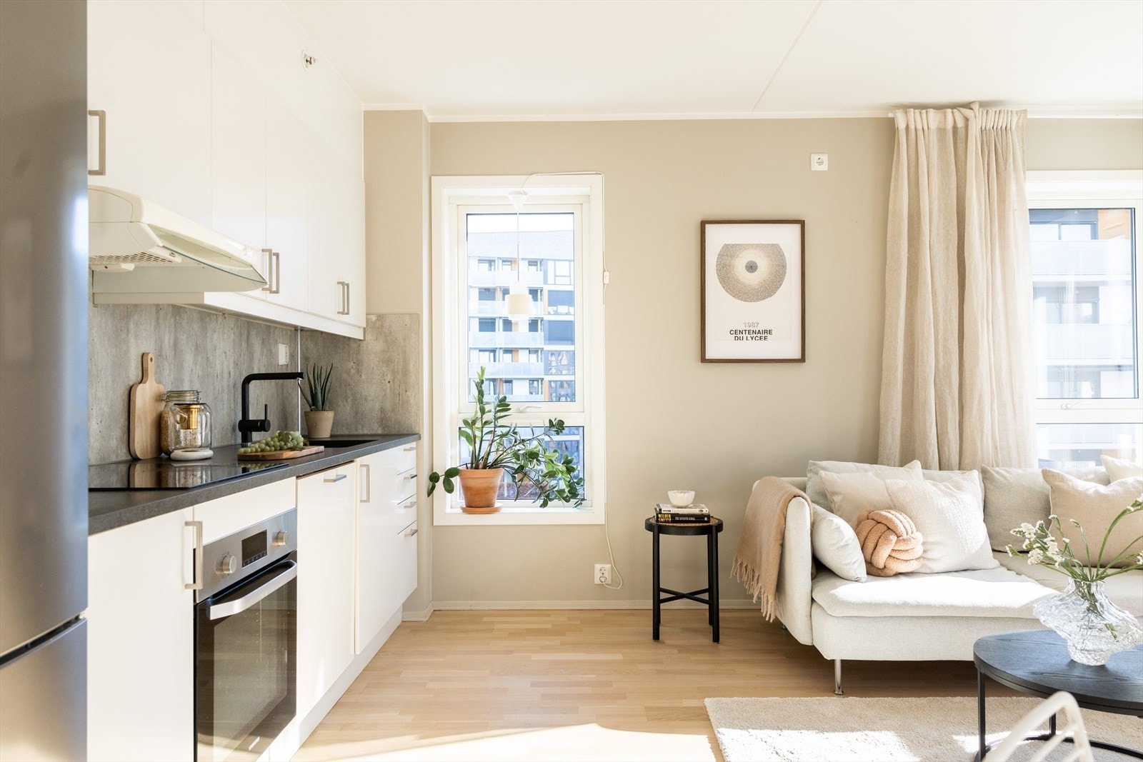 Kjøkkenet ligger i en åpen løsning mot stue og skaper en sosial atmosfære. Galleribilde