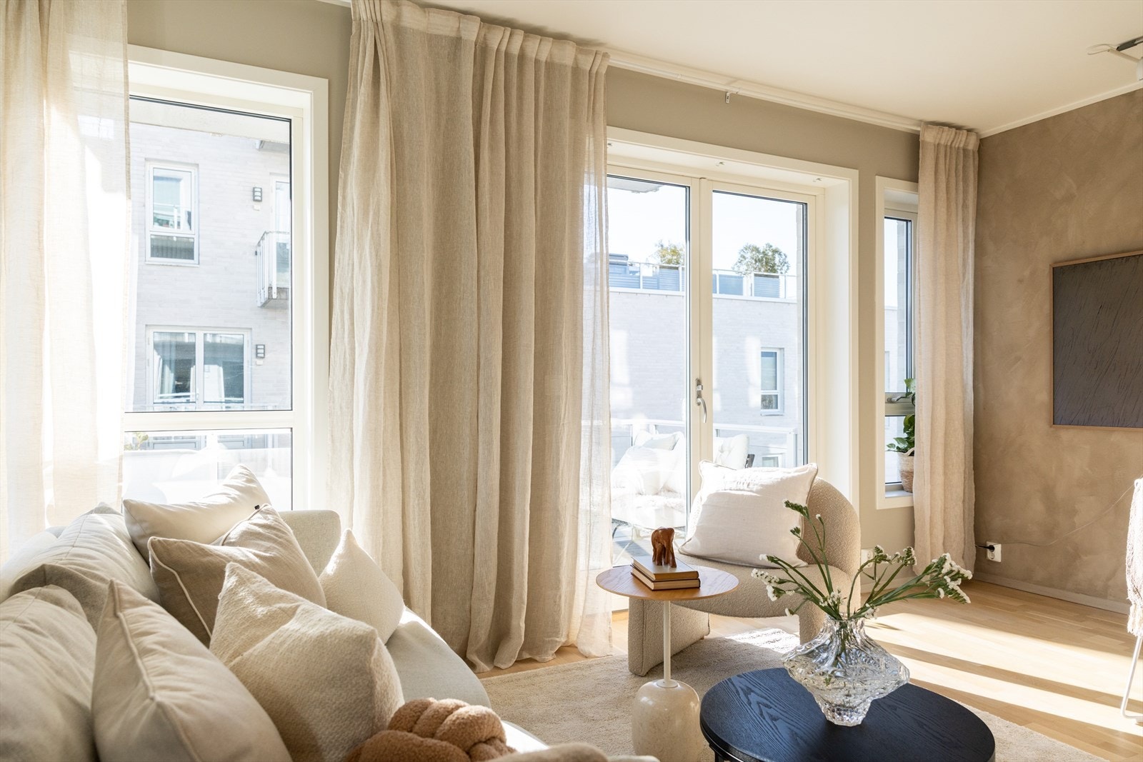 Overflatene er malt i en lys fargetone og det er er lagt flott parkett på gulv som ble nyslipt og lakkert i 2025. Galleribilde