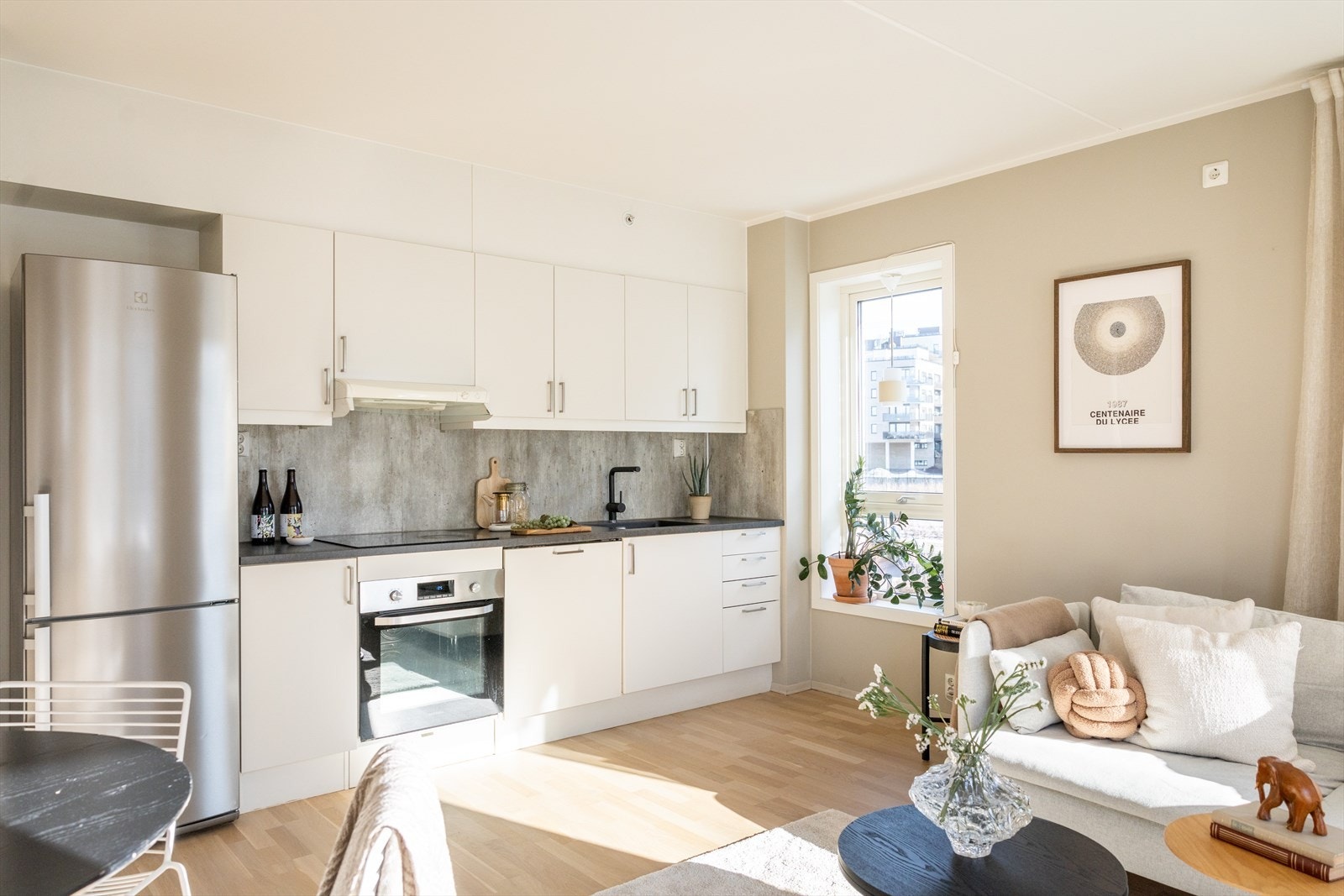 Planløsningen åpner opp for god plass til sofagruppe, TV-møbler og spisebord med tilhørende stoler. Galleribilde