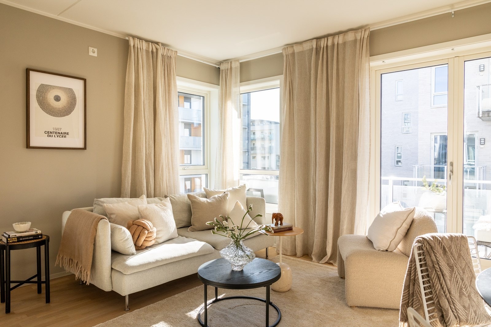 Stuen er lys og luftig med store vindusflater som sørger for rikelig med innslipp av naturlig lys. Galleribilde