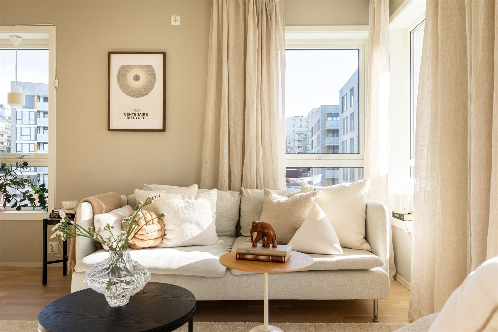 Leiligheten holder en gjennomgående god standard og et moderne uttrykk. Galleribilde