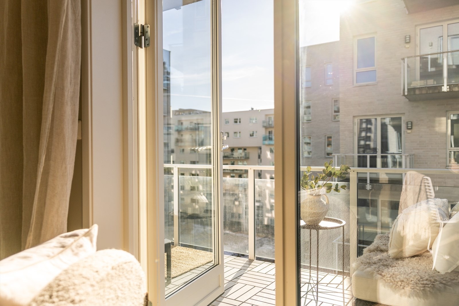 Fra stuen er det utgang til en sydvendt balkong på 6 kvm. Galleribilde