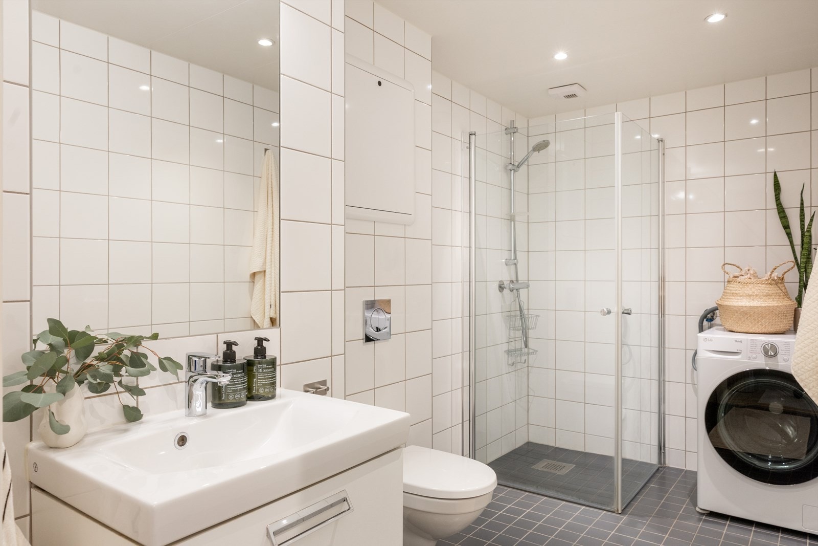 Badet er innredet med vegghengt klosett, baderomsinnredning med heldekkende servant, speilskap og dusjvegger. Galleribilde