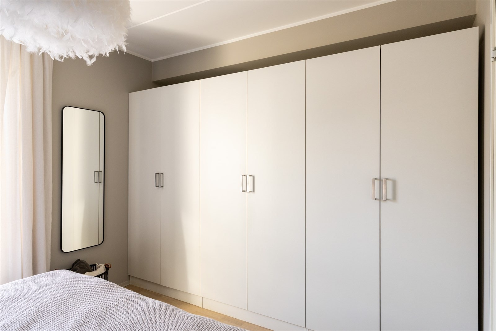 Videre er det gode oppbevaringsmuligheter i garderobeskapet. Galleribilde