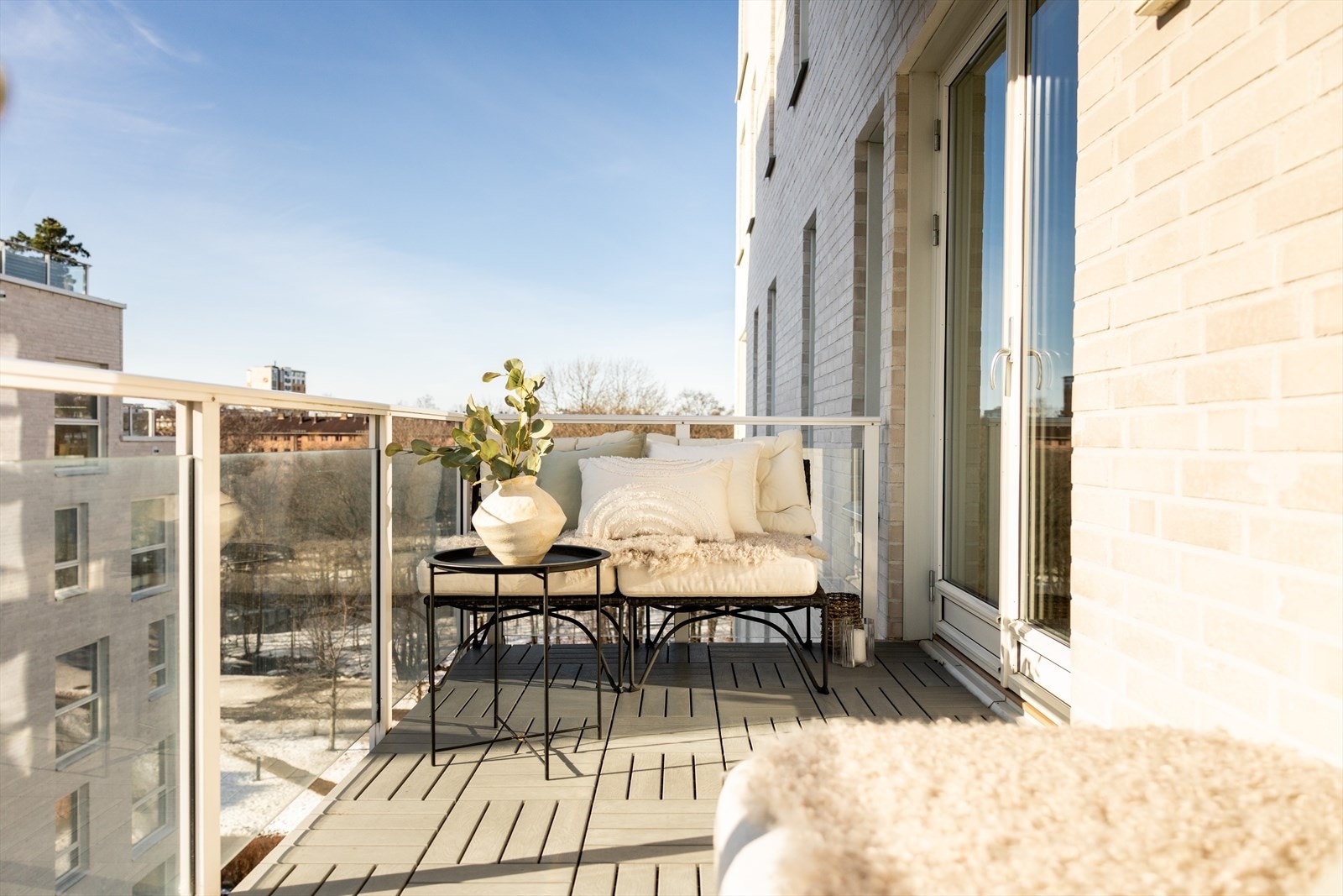 I vår- og sommerhalvåret blir balkongen en naturlig forlengelse av stuen. Galleribilde