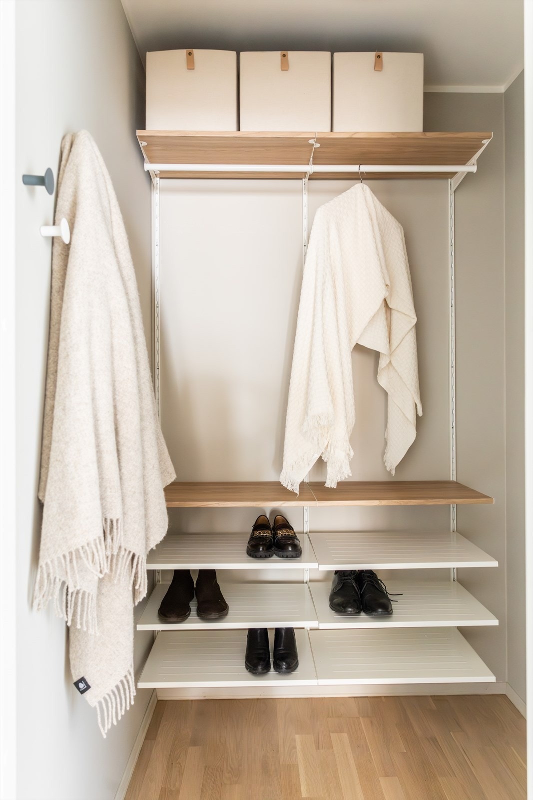 Her er det rikelig med plass til oppbevaring av klær og tilbehør. Galleribilde