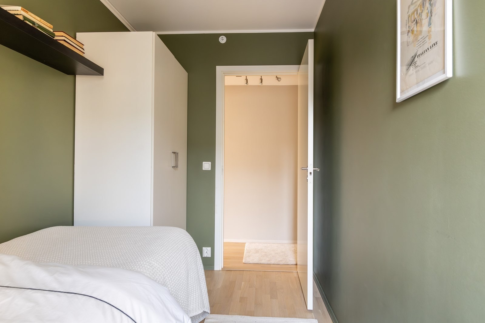 Soverom 2 - Kan enkelt tilpasses som barnerom, gjesterom eller hjemmekontor, avhengig av dine behov og preferanser. Galleribilde