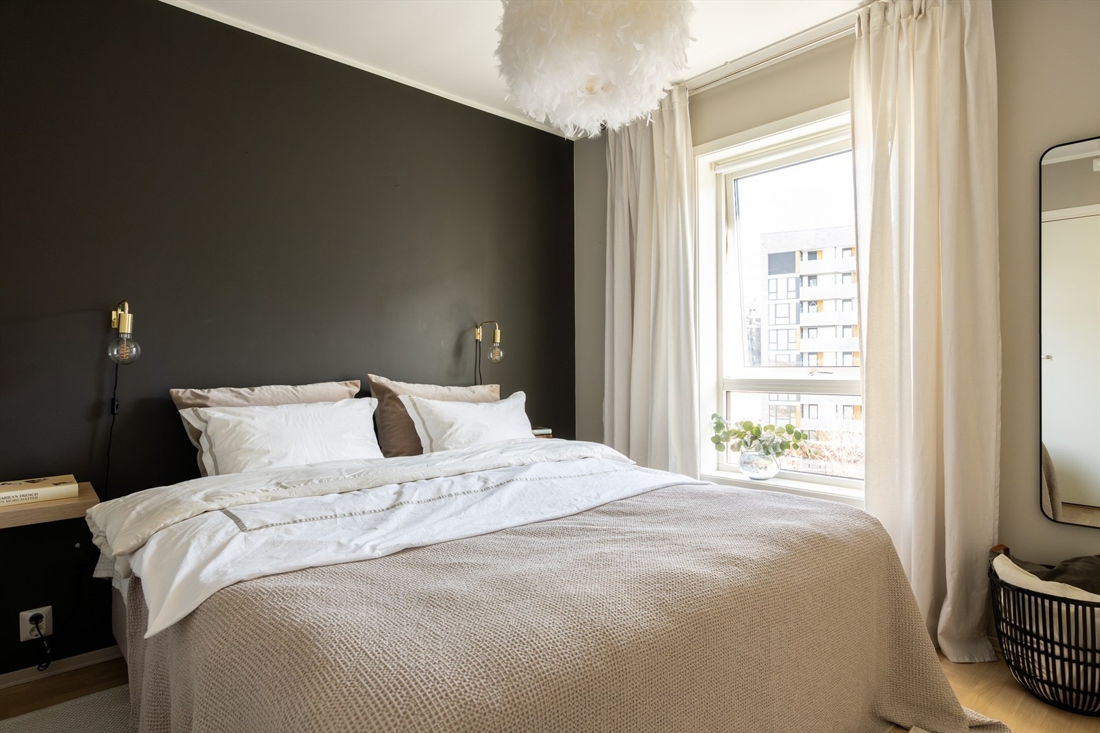 Hovedsoverommet er av god størrelse med plass til dobbeltseng, nattbord og tilhørende møbler. Galleribilde