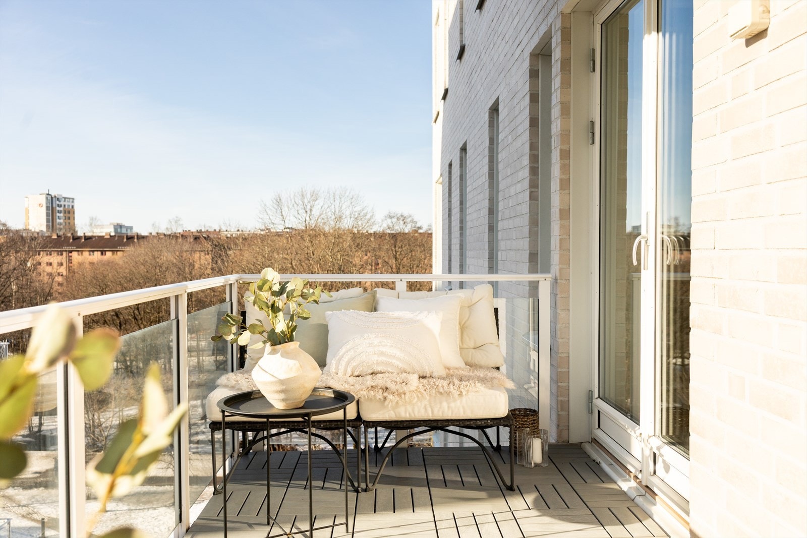 En lys og innbydende 3-roms hjørneleilighet med solrik balkong og familievennlig beliggenhet. Galleribilde