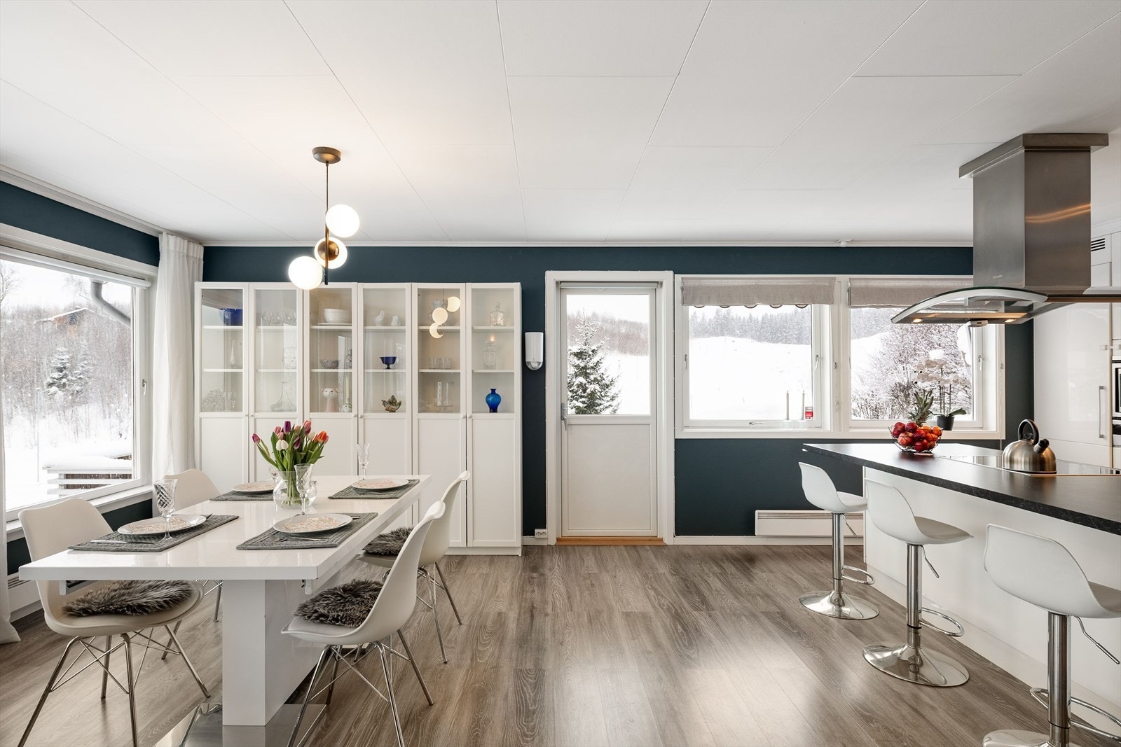 God plass til oppbevaringsmøbler som for eksempel vitrineskap. Fra kjøkkenet er det utgang til romslig terrasse. Galleribilde