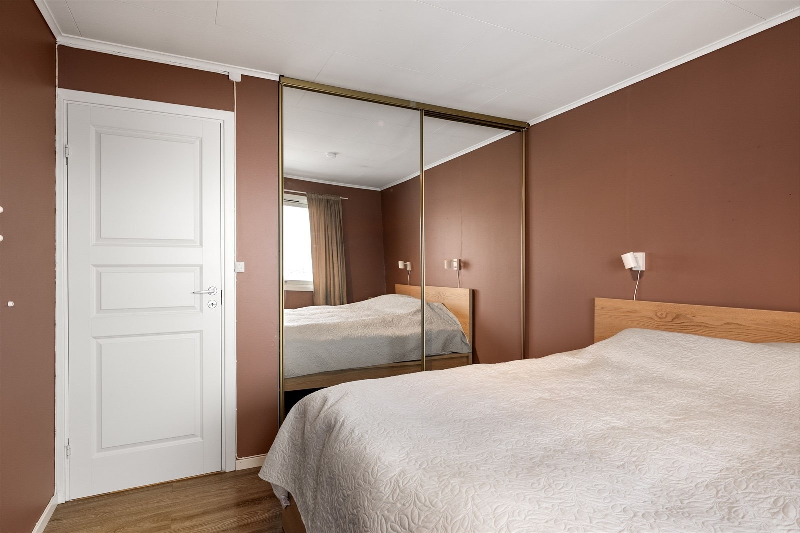 Plassrik skyvedørsgarderobe med speilfronter. Galleribilde