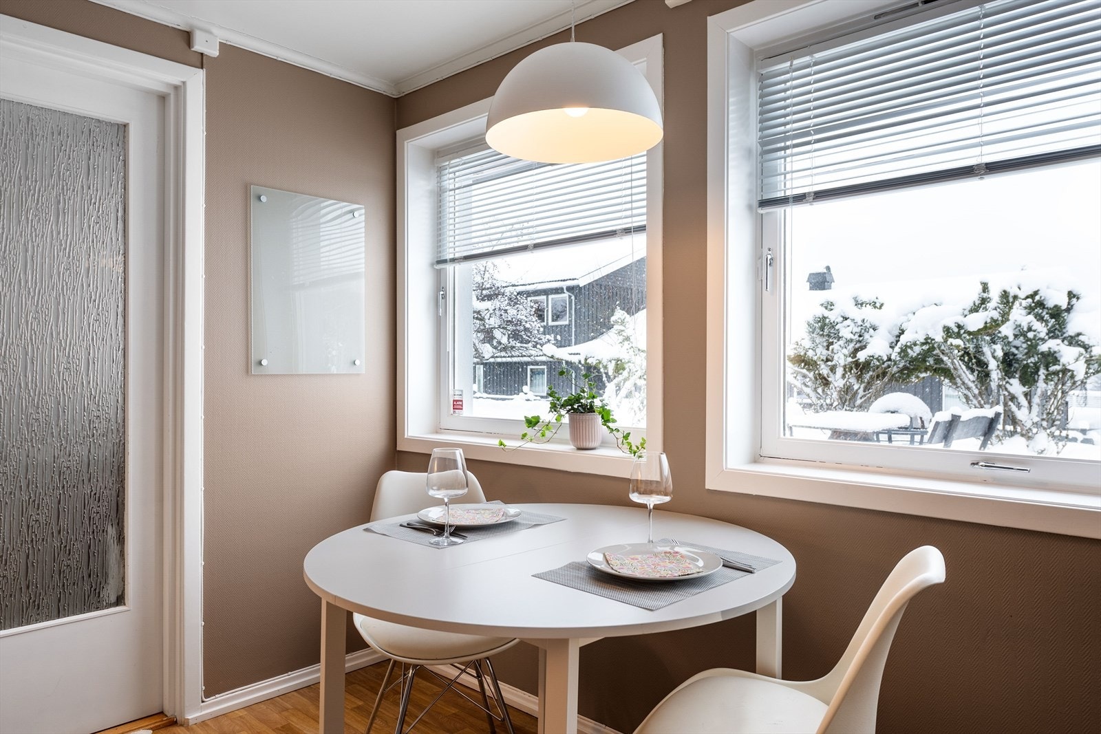 Spiseplass med utsyn til hagen. Galleribilde