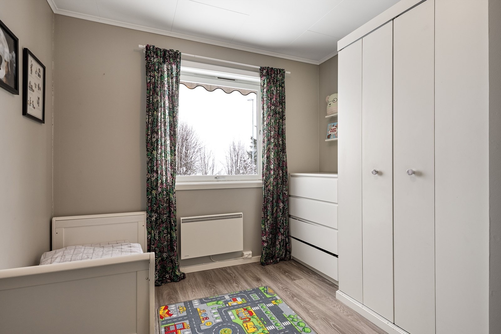 Soverom 3 i 1.etasje, godt med skapplass i garderobeløsning. Galleribilde