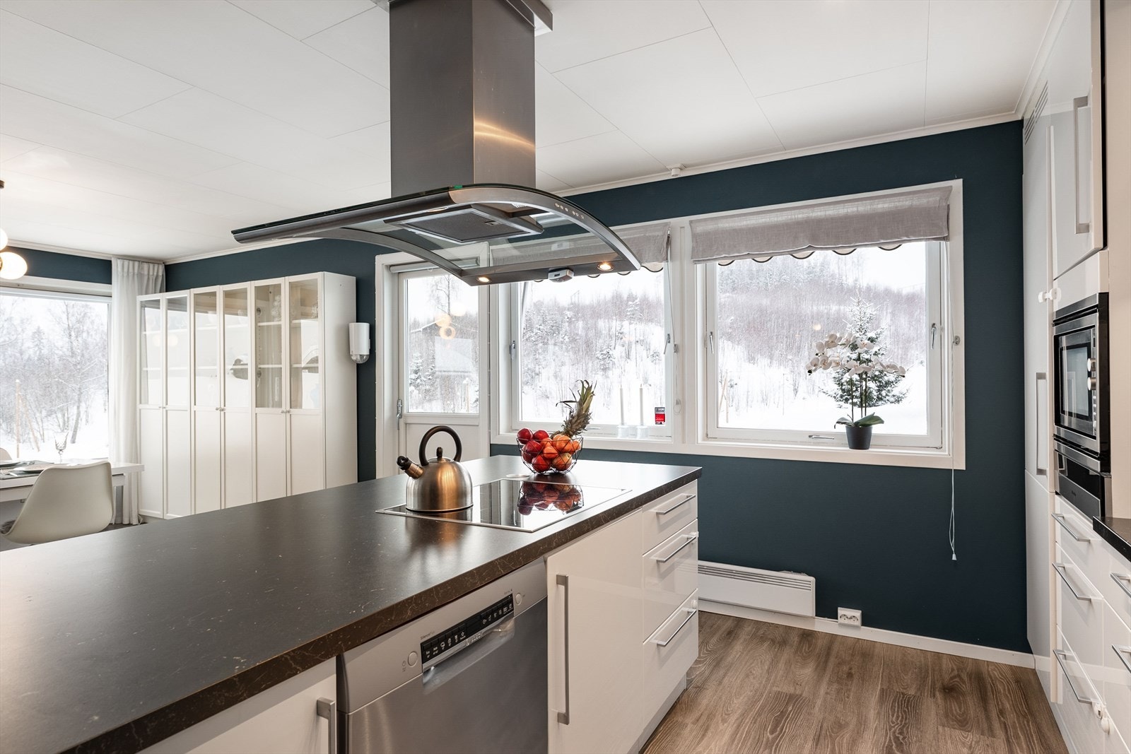 Kjøkkenøya har integrert koketopp med takmontert avtrekksvifte. Galleribilde