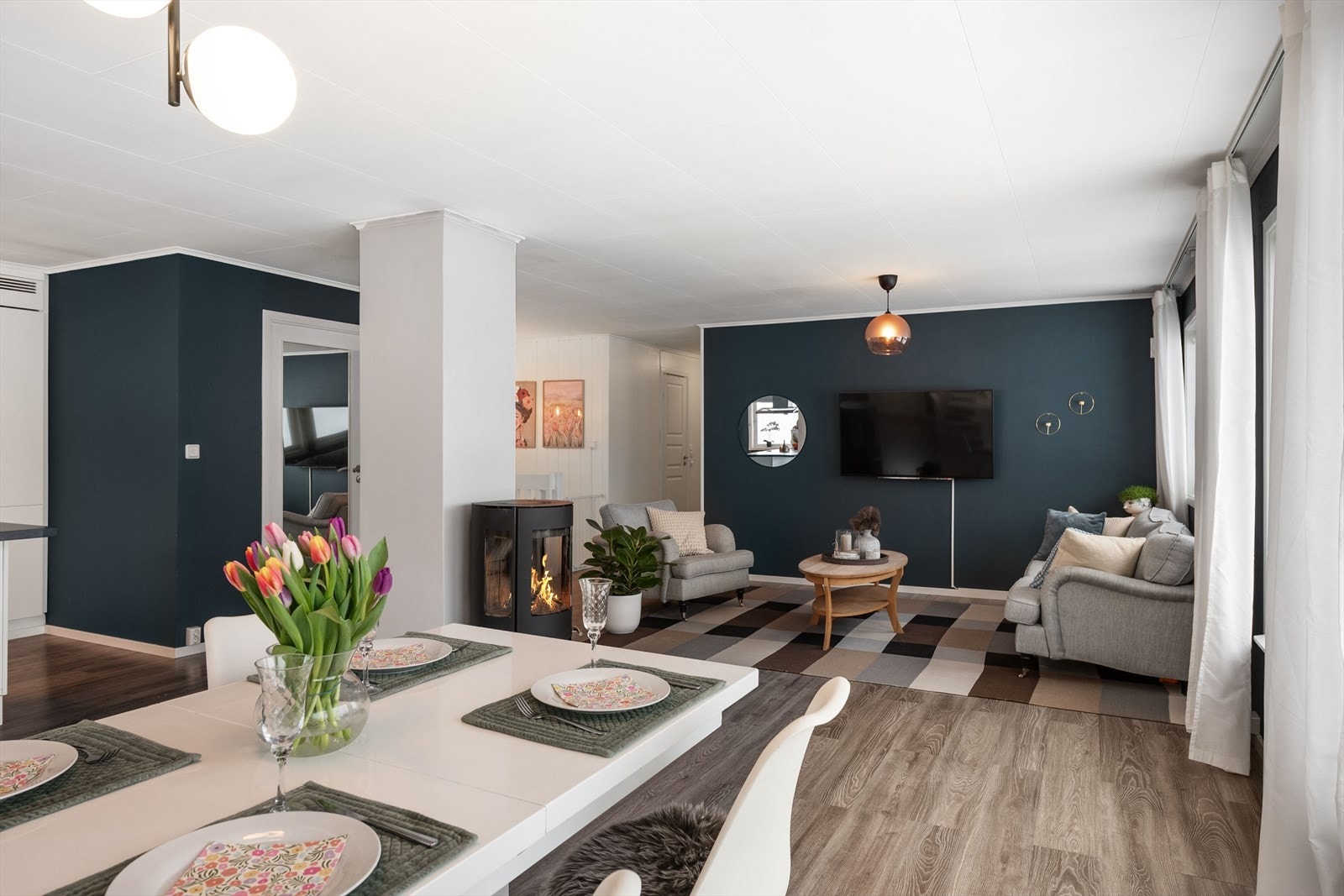 Spiseplassen er strategisk plassert nærmest kjøkkenområdet. Galleribilde