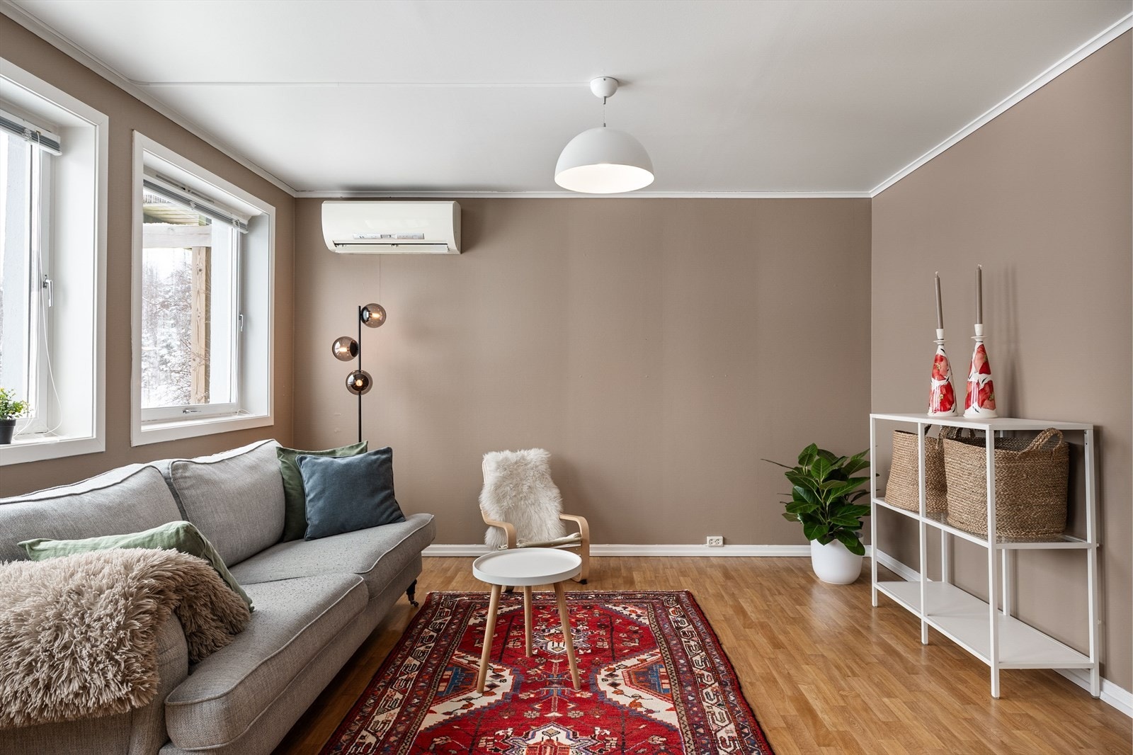 Stue i underetasje/hybel med bl.a installert varmepumpe. Galleribilde