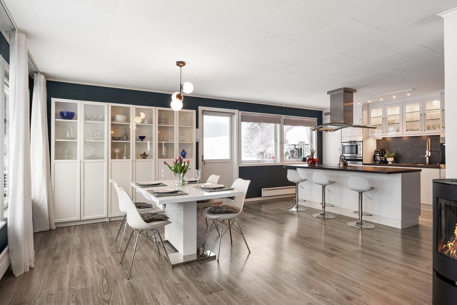 En sosial kjøkkenøy med sitteplasser. Galleribilde