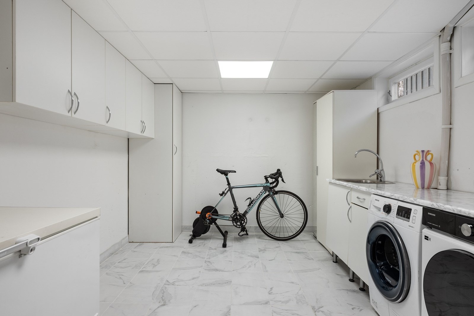 Innredning på begge sider, i tillegg er det plass til ekstra fryser eller andre ting. Galleribilde