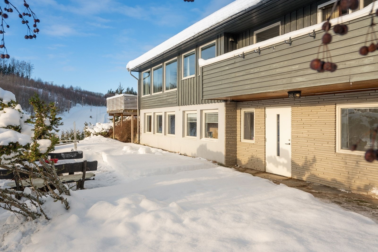 Egen inngang til underetasjen. Fin uteplass rett utenfor døren. Galleribilde