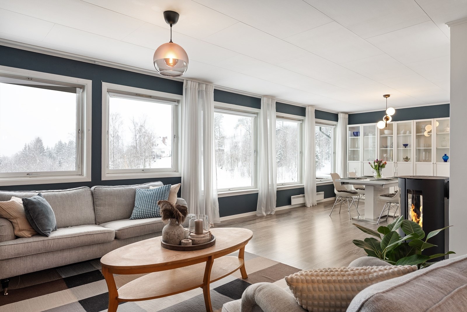 De store og mange vindusflatene gir rikelig med dagslys inn i rommet. Galleribilde