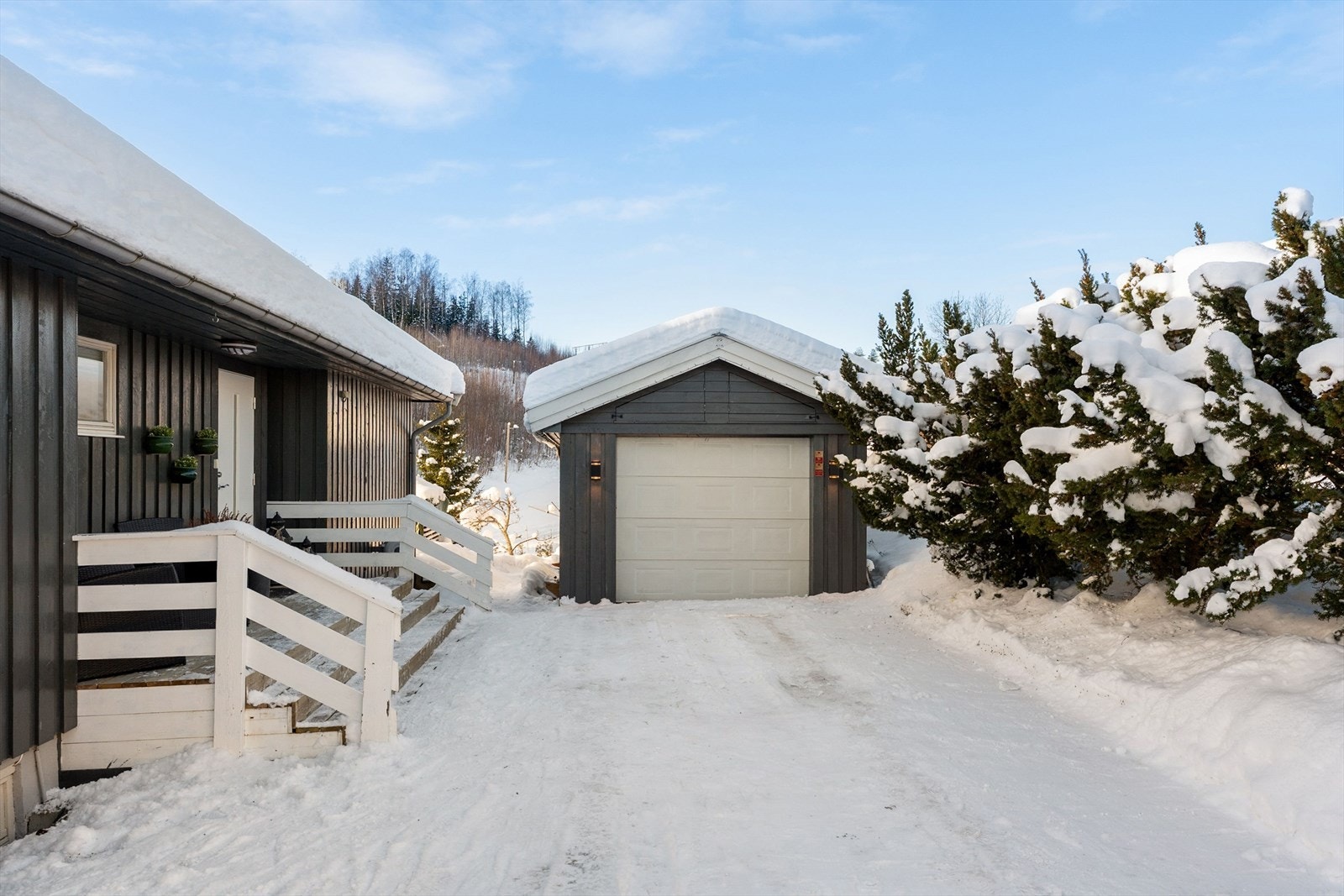 Enkeltgarasje med plass til en bil samt bod. Galleribilde