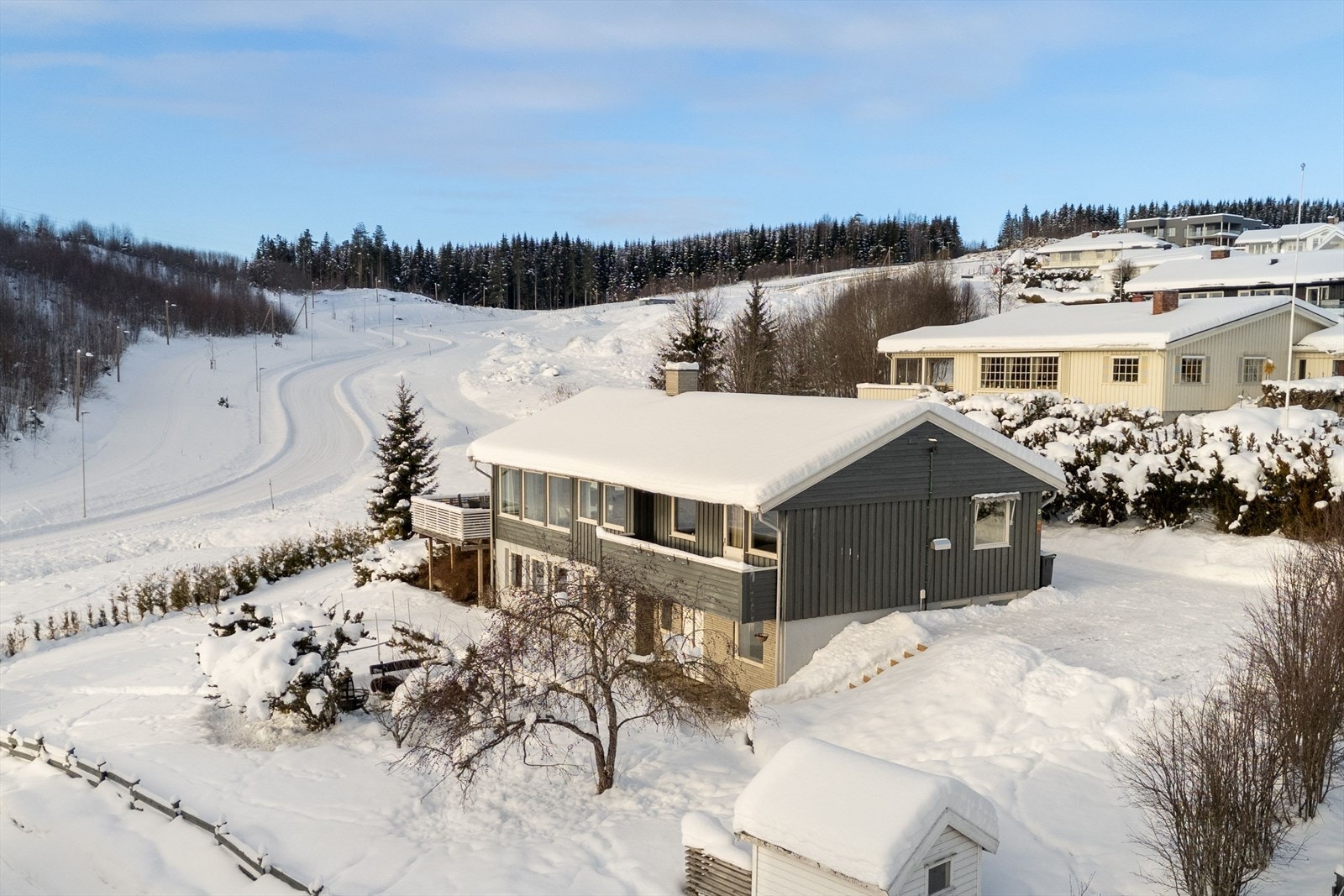 Eiendommen ligger et steinkast fra skiløypa som er helt til venstre i bildet. Galleribilde