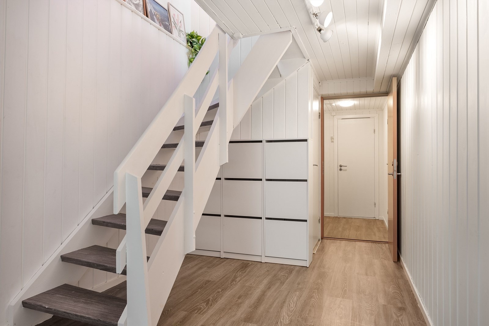 Trappegang og mellomgang i underetasjen. Galleribilde