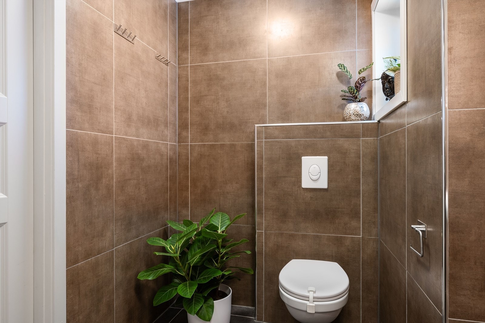 Badet har vegghengt toalett. Galleribilde