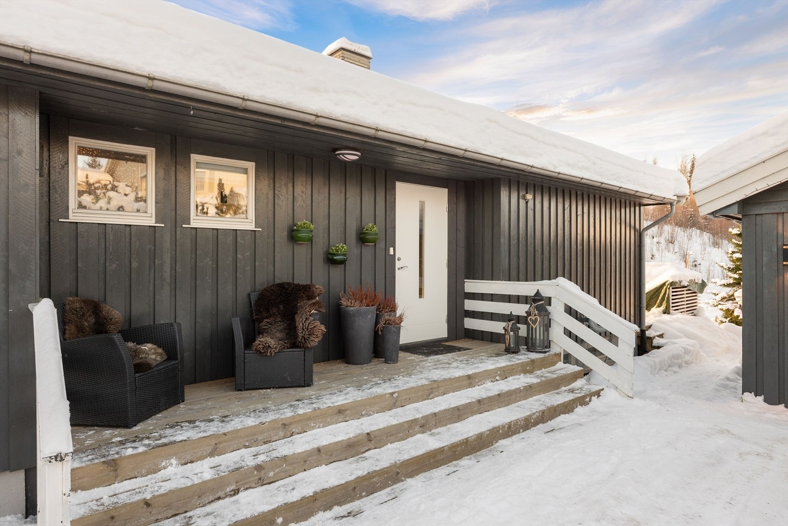 Inngangsparti med plass til sittemøbler. Galleribilde