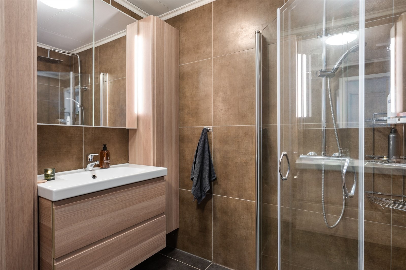 Helfliset baderom i 1.etasje med romslig og nyere innredning. Galleribilde