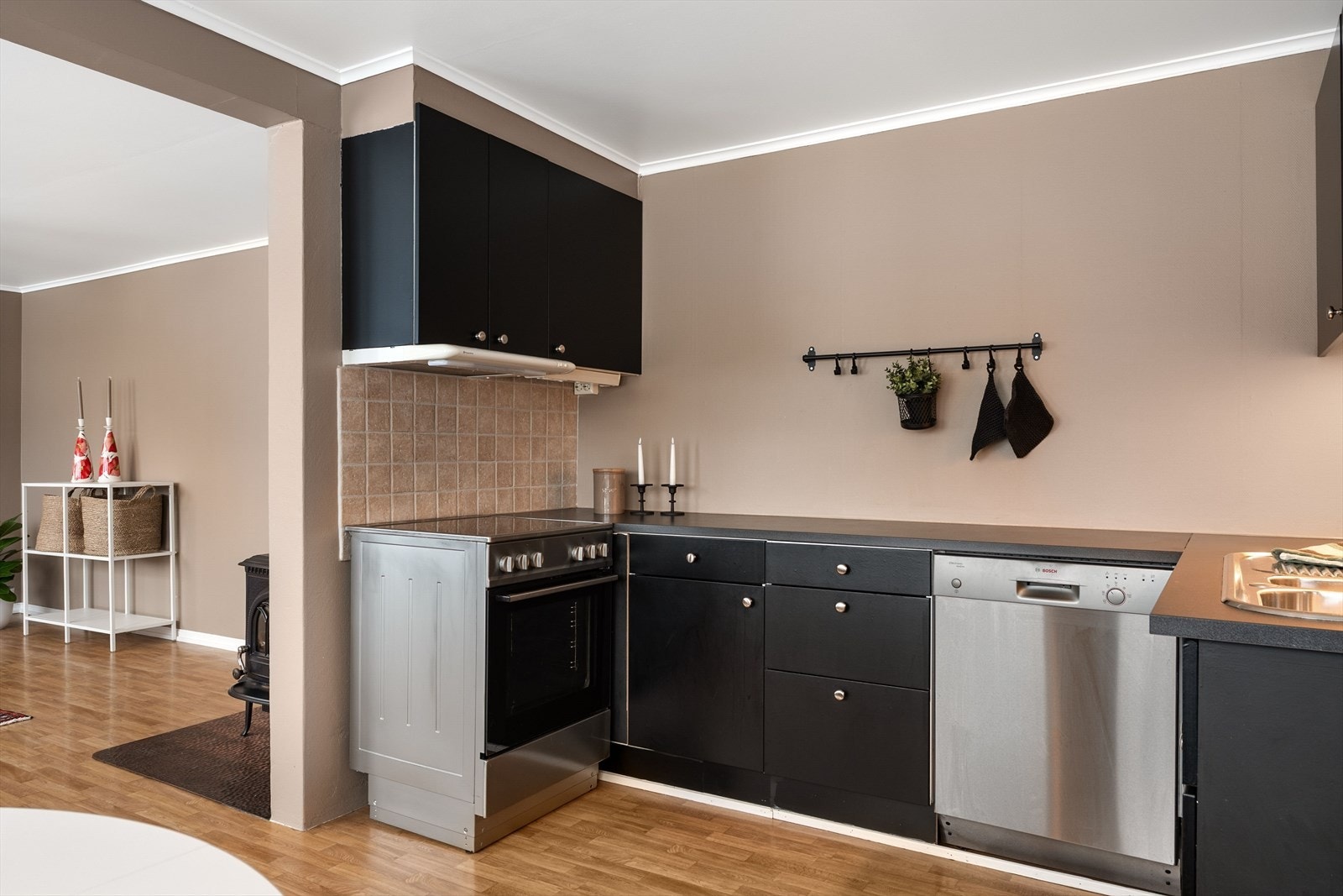 Funksjonelt kjøkken med plass til frittstående hvitevarer. Galleribilde