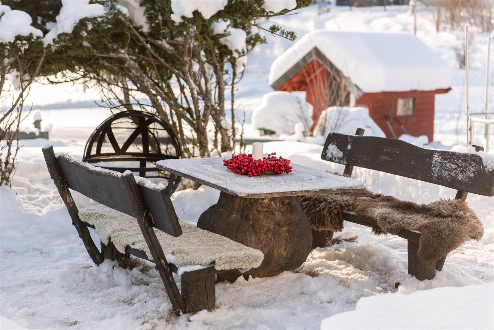 Koselig sitteplass i hagen hvor fine vinter og sommerdager kan nytes. Galleribilde