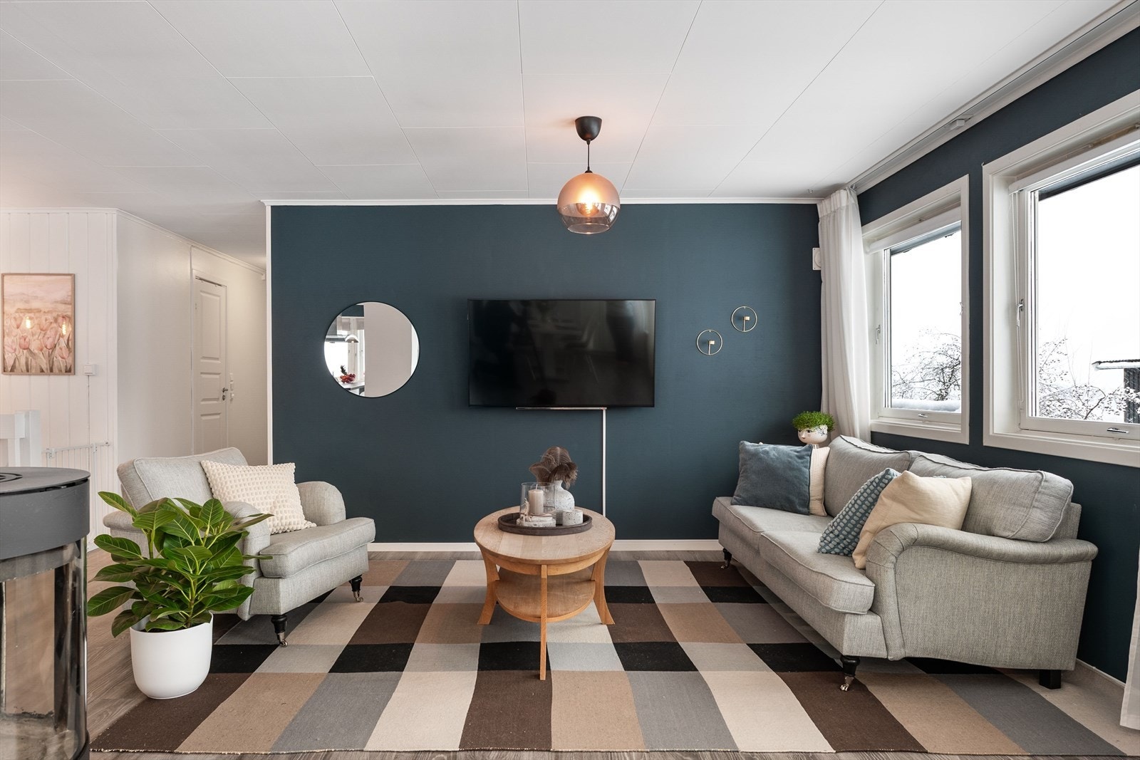 Koselig sofa og tv-krok. Boligen er tilkoblet TV/Internett via Altibox. Galleribilde