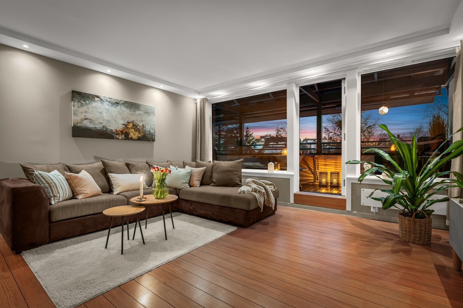 I stuen har du god plass til alt du måtte trenge, og litt til. Galleribilde