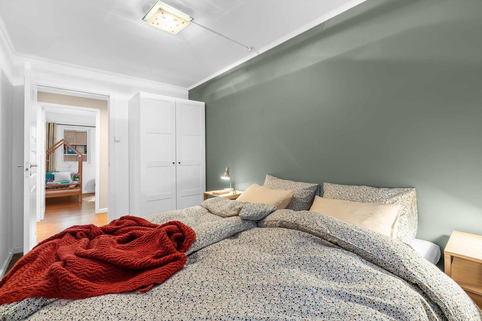 På hovedsoverommet har du god plass til dobbeltseng, nattbord, garderobeskap m.m. Galleribilde