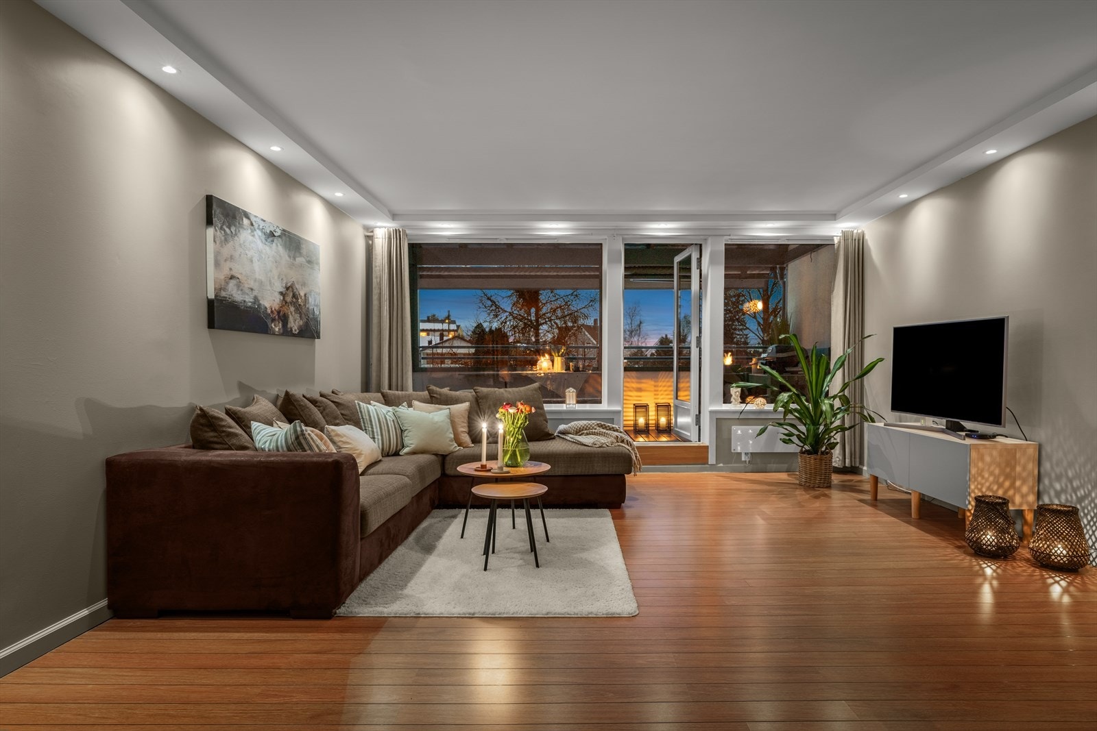 Stuen er malt i en lys fargepalett som sammen med de store vindusflatene gir en god atmosfære i boligen. Galleribilde